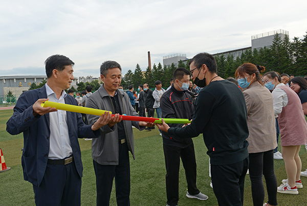 学校工会举办教师节素质拓展活动掠影